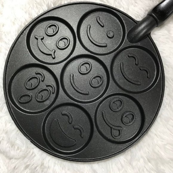 NWOT Nordic Ware Smiley Face Non-Stick Pancake Pan - Picture 1 of 12